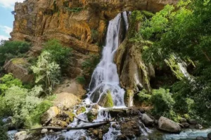 Read more about the article آبشار آب سفید؛ نگین طبیعت لرستان در انتظار شکوفایی گردشگری