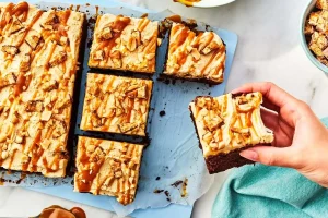 Read more about the article آموزش تهیه کیک اسنیکرز شکلاتی با لایه کارامل و بادام‌زمینی؛ دسری خاص و کافی‌شاپی در خانه