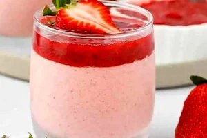 Read more about the article دسر پنیری و توت‌فرنگی؛ ترکیبی از طعم و زیبایی در بهار و تابستان