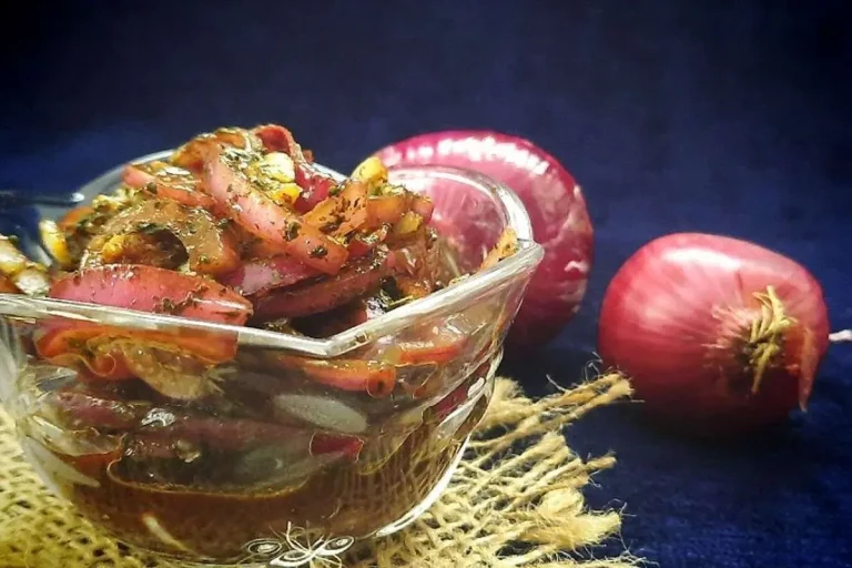 طرز تهیه پیاز پرورده؛ چاشنی بی‌نظیر کباب و کتلت