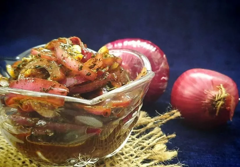 طرز تهیه پیاز پرورده؛ چاشنی بی‌نظیر کباب و کتلت