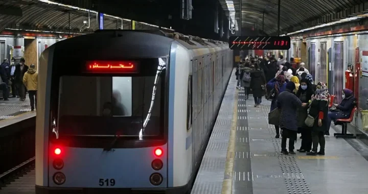 اختلال در مترو؛ مسافران درهای اضطراری را شکستند و وارد ریل شدند