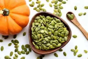 Read more about the article بهترین زمان مصرف تخمه کدو برای انرژی، ایمنی و خواب بهتر