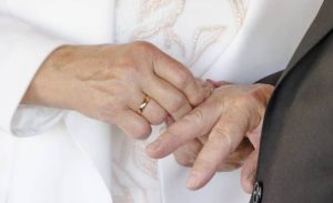 Read more about the article ازدواج مرد جوان با پیرزن همسایه زندگی مشترک را به بحران کشاند