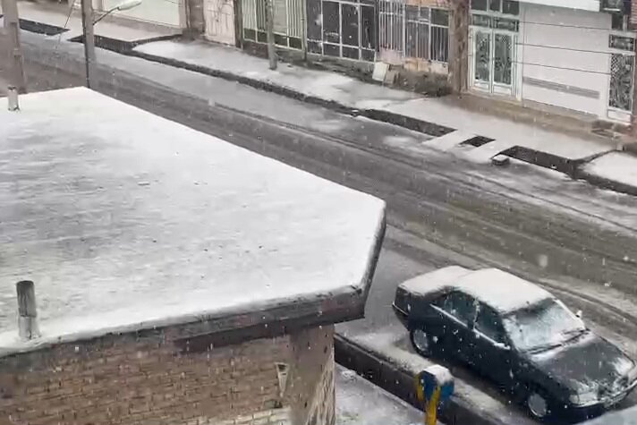 بارش برف در روستای قرهبابا