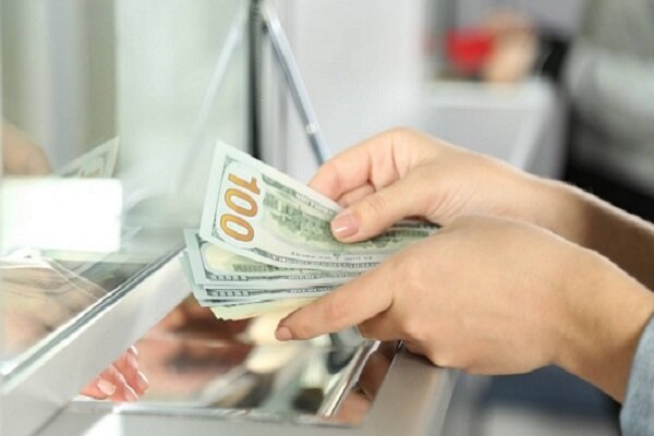 قیمت دلار اسکناسی دولتی به ۱۲۴ هزار تومان رسید
