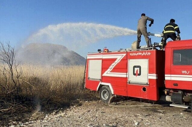 واکنش سریع محیط‌بانان، گسترش آتش سوزی در حاشیه پارک ملی دریاچه ارومیه را مهار کرد
