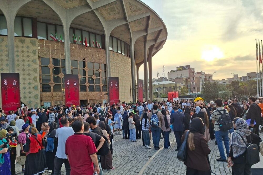 بیست و یکمین جشنواره بین‌المللی نمایش عروسکی تهران مبارک با طنین موسیقی و آیین‌های سنتی آغاز شد